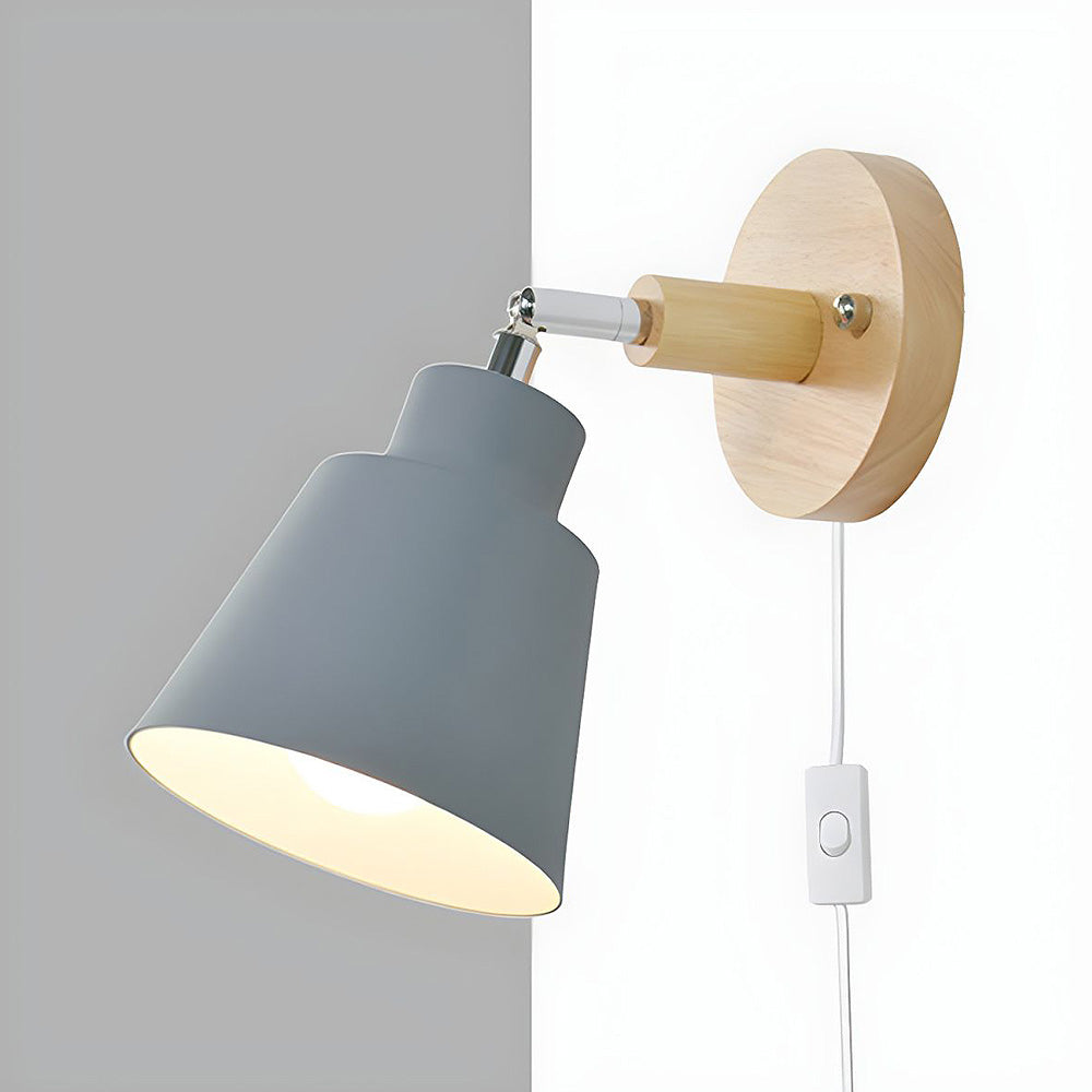 "Farverig væglampe i træ og jern, 10cm, med livlige nuancer og moderne design, perfekt til indbydende hjemmets belysning."