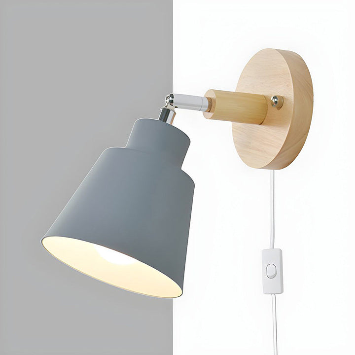 "Farverig væglampe i træ og jern, 10cm, med livlige nuancer og moderne design, perfekt til indbydende hjemmets belysning."