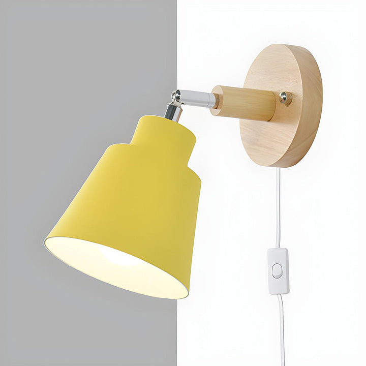 "Farverig væglampe i træ og jern, 10cm, med livlige nuancer og moderne design, perfekt til indbydende hjemmets belysning."