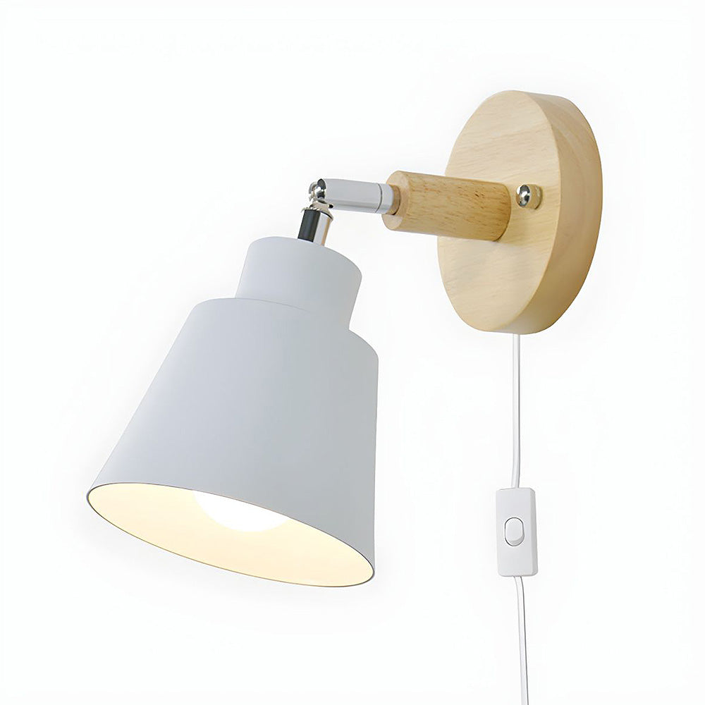"Farverig væglampe i træ og jern, 10cm, med livlige nuancer og moderne design, perfekt til indbydende hjemmets belysning."