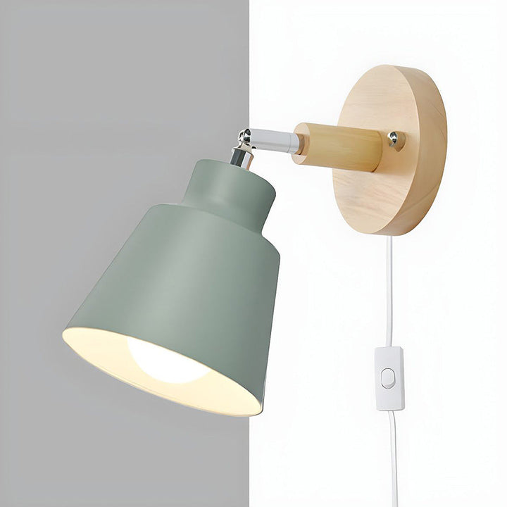 "Farverig væglampe i træ og jern, 10cm, med livlige nuancer og moderne design, perfekt til indbydende hjemmets belysning."