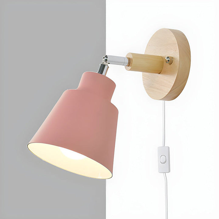 "Farverig væglampe i træ og jern, 10cm, med livlige nuancer og moderne design, perfekt til indbydende hjemmets belysning."