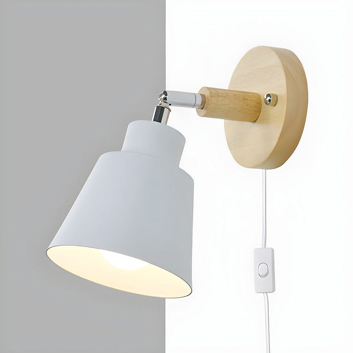"Farverig væglampe i træ og jern, 10cm, med livlige nuancer og moderne design, perfekt til indbydende hjemmets belysning."