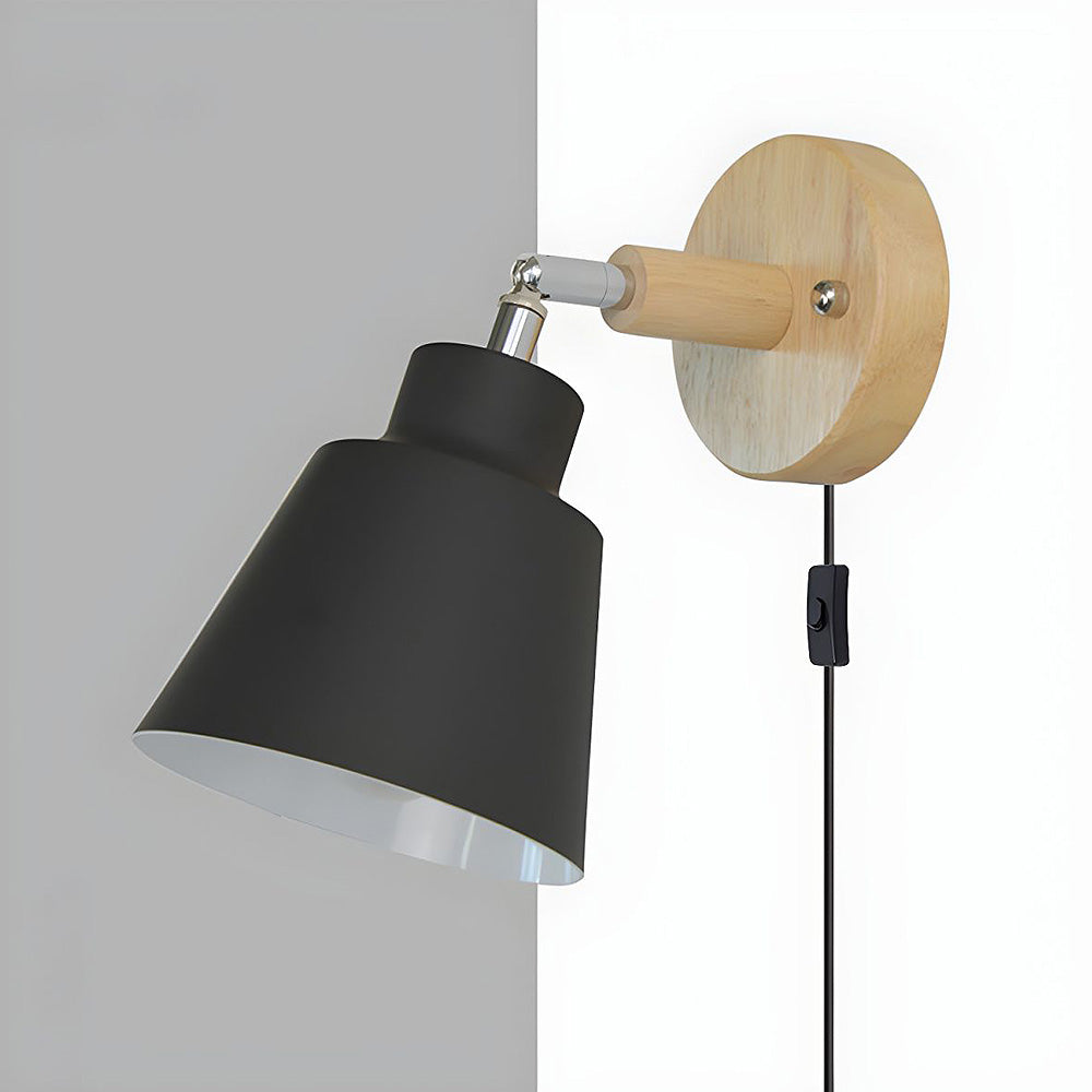 "Farverig væglampe i træ og jern, 10cm, med livlige nuancer og moderne design, perfekt til indbydende hjemmets belysning."