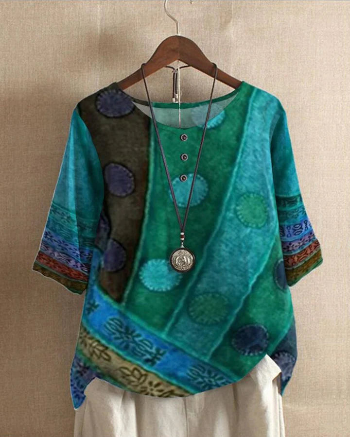 "Farverig vintage bluse med løst fit, boheme stil, i levende mønster og elegante knapdetaljer, perfekt til hverdagsbrug."