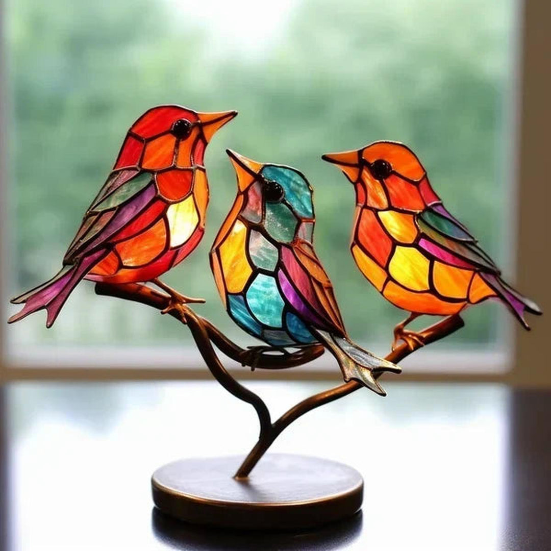 Nærbillede af en håndlavet akryl fugleskulptur med farverige detaljer, perfekt som kunstnerisk boligpynt.