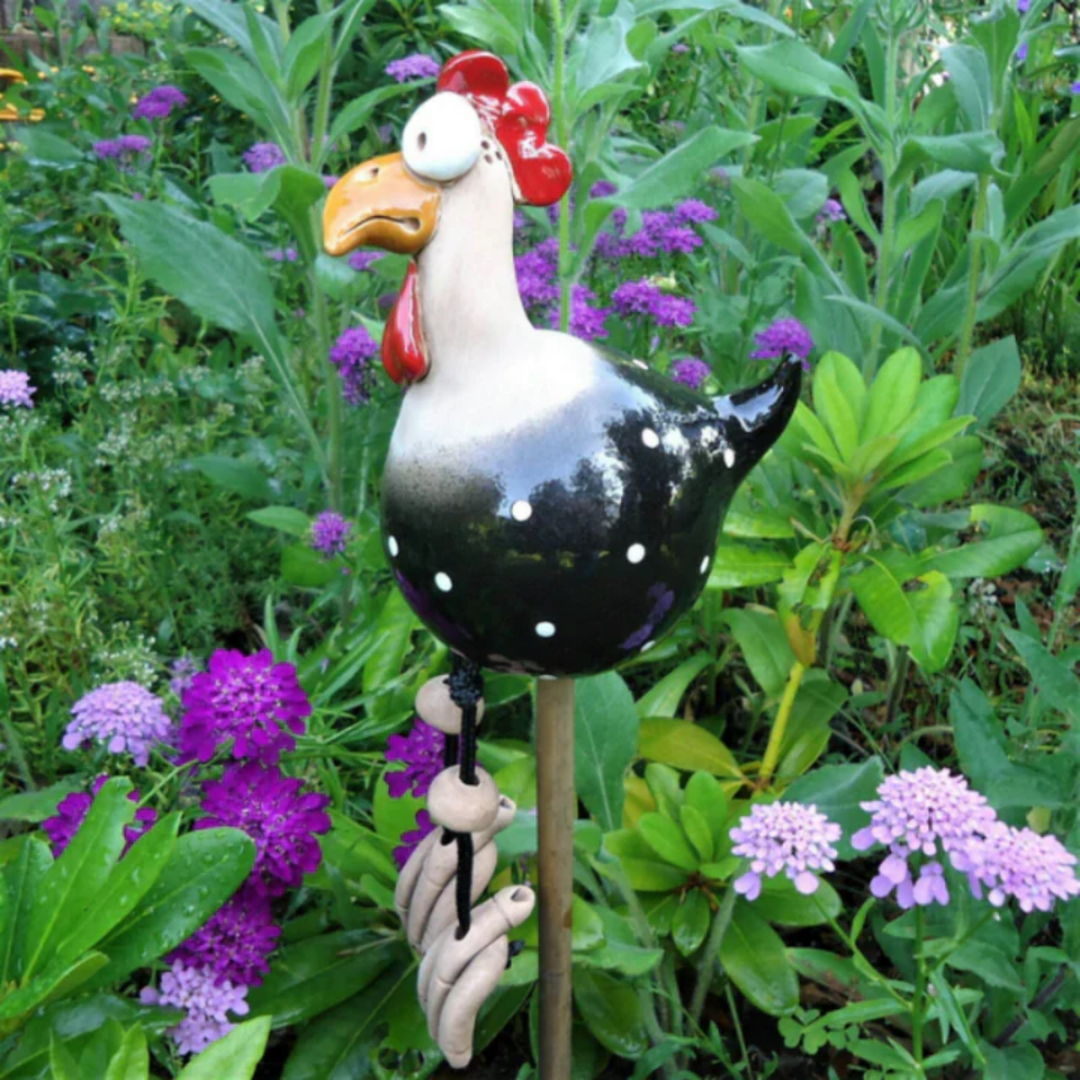Glade, farverige kyllingefigurer i harpiks, ideel som havepynt til en munter sommerhave.