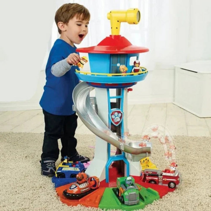 Børn leger ved et robust aktivitetstårn. Perfekt til motoriktræning, socialudvikling og sjov indendørs leg.