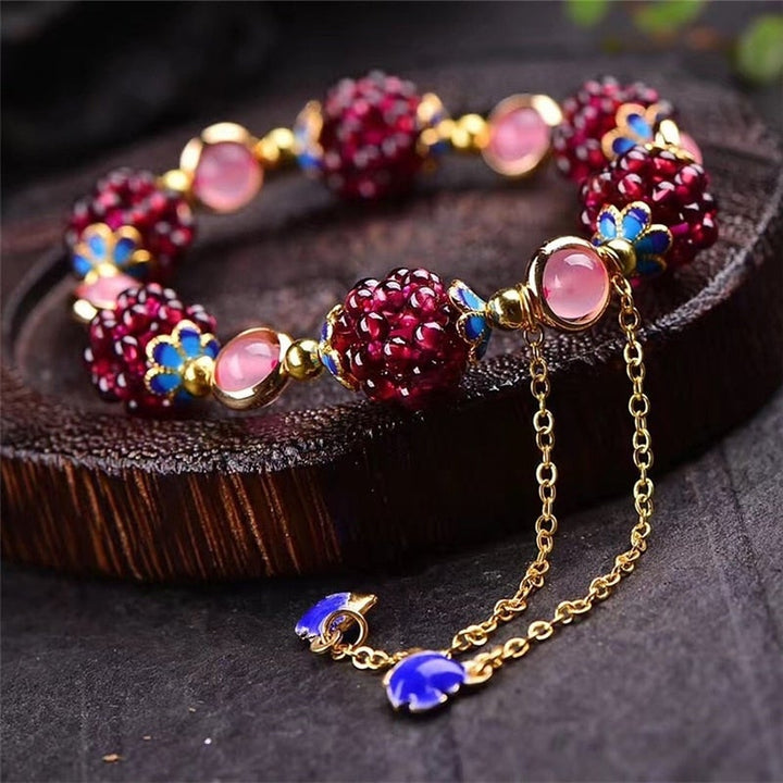 Unikt farverigt perlearmbånd med blomster & charms i pink og blå nuancer. Stilfuldt damesmykke.