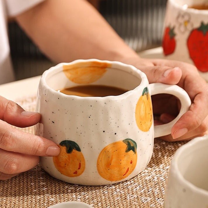 Farverigt frugtkrus med livligt design af appelsiner, jordbær og citroner. Ideel til kaffe, te eller kakao.
