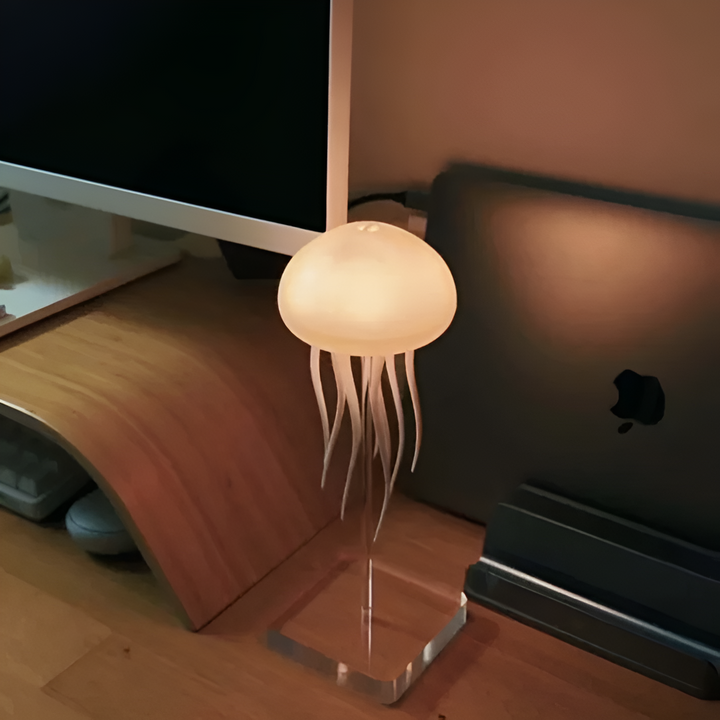 Beroligende LED-natlampe til børn og voksne, med farveskiftende vandmandsbevægelse.