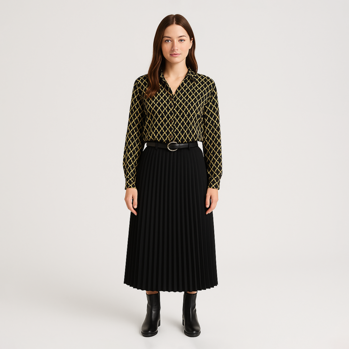 Feminin bluse med charmerende pufærmer og knapper, elegant V-udskæring, geometrisk mønster og i åndbart stof.