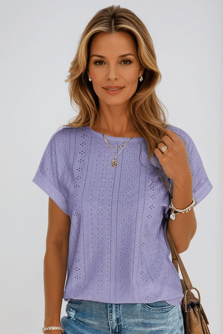 Elegant bomuldsbluse til kvinder med korte ærmer, rund hals og detaljeret hulmønster. Ideel til stilfuld hverdag.
