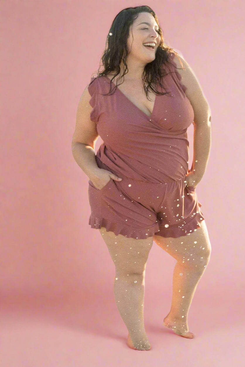Elegant dame sommerjumpsuit med feminine flæser, ideel til festlige lejligheder.