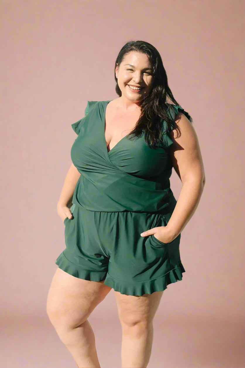 Let og komfortabel sommerjumpsuit til kvinder med stilfulde flæser, perfekt til varme dage.