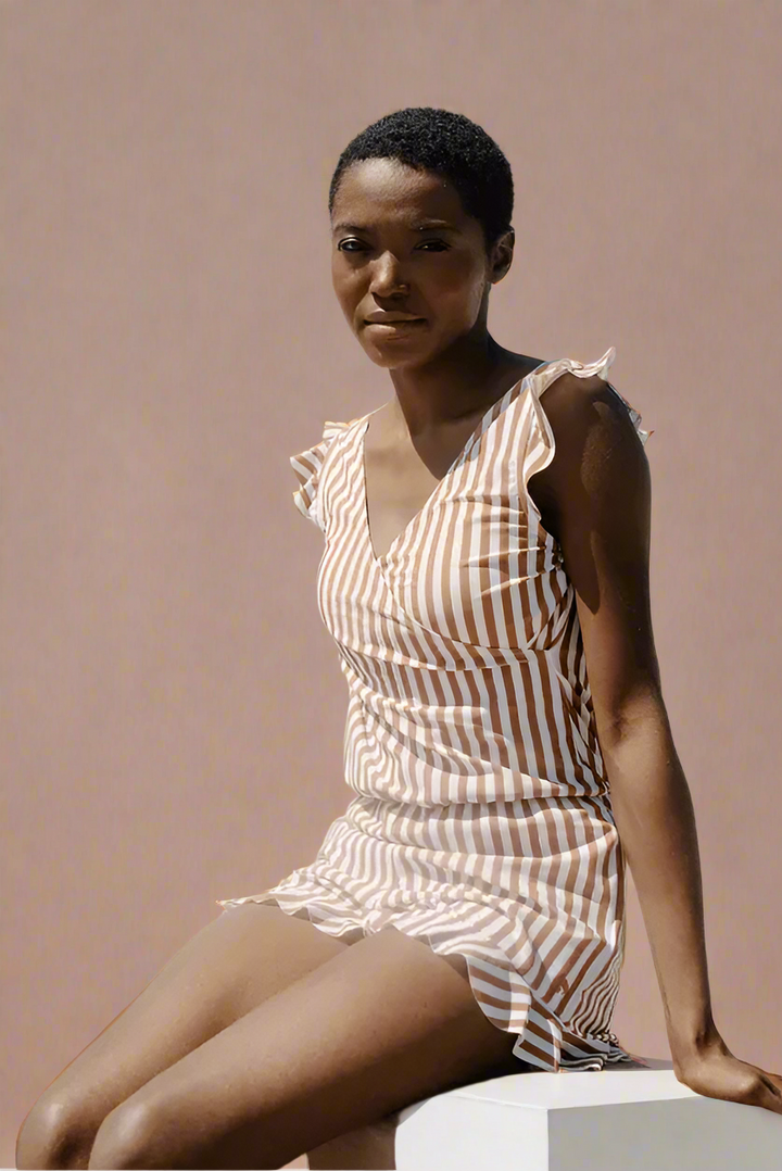 Elegant og komfortabel sommerjumpsuit med delikate flæser, perfekt til den modebevidste kvinde.