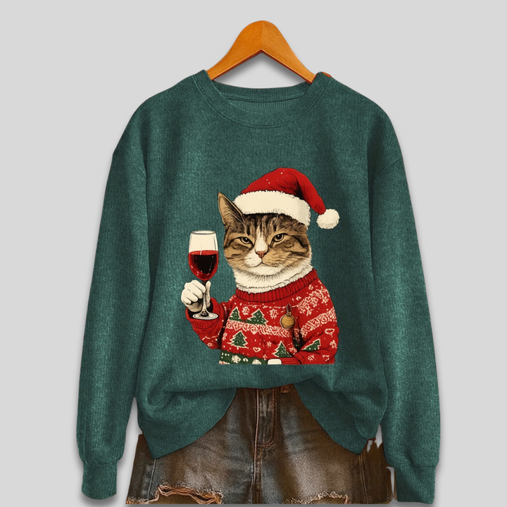 Festlig kvinde julesweater med sjov kat der drikker vin. Perfekt grim julesweater til julefrokosten.