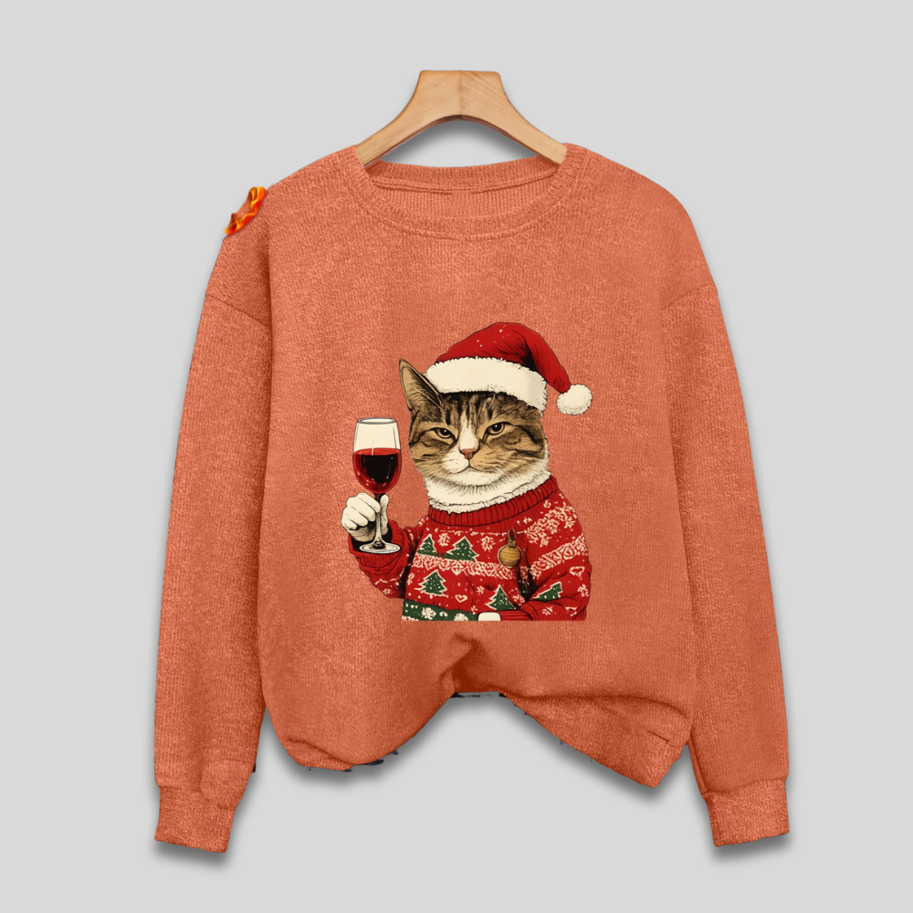 Humoristisk damesweater med kat der nyder et glas vin. En sjov gaveide til katteelskere og julefester.