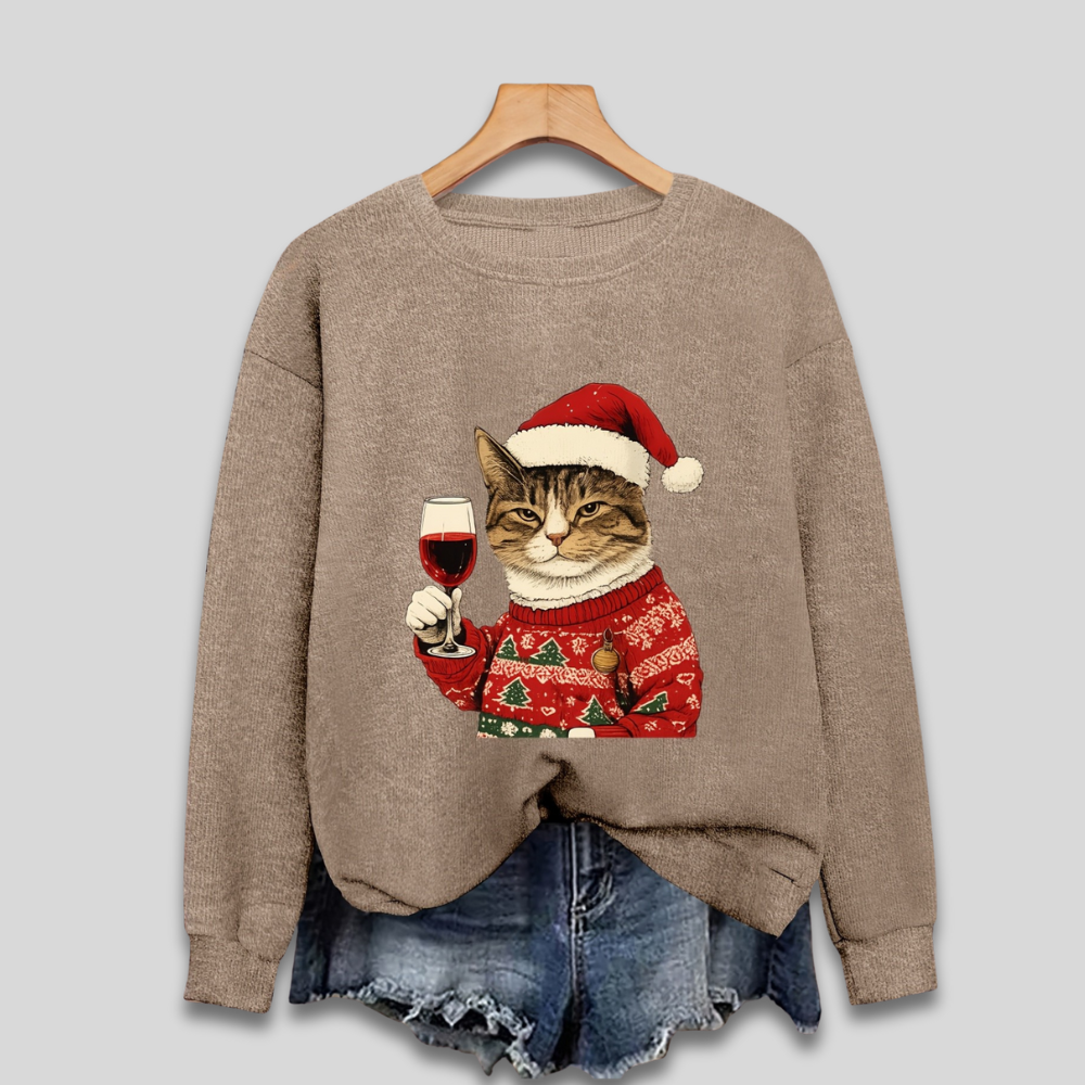 Grøn grim julesweater til kvinder med fræk kat og vinmotiv. Ideel julefrokost sweater og vintertøj.