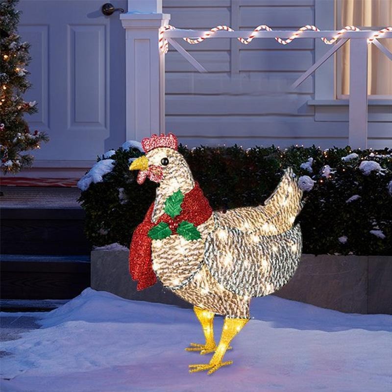 Festligt kyllingelys med rødt tørklæde til jul. Perfekt juledekoration til indendørs og udendørs brug.
