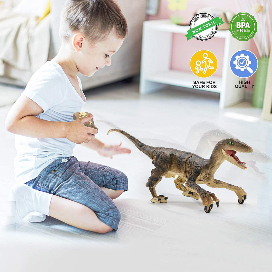 Barn interagerer med fjernstyret VelociThrill dinosaur, fremmer udviklende leg.