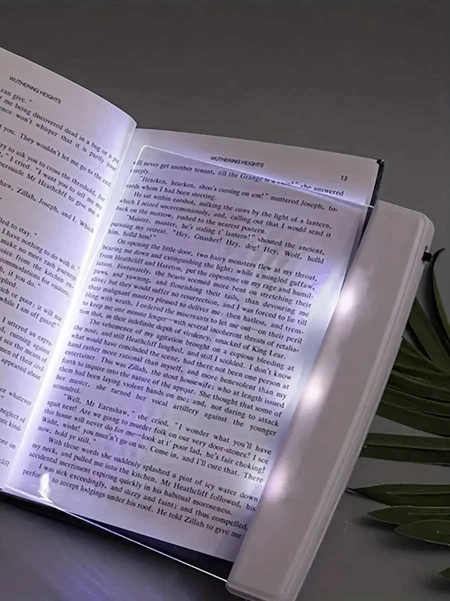 Ergonomisk flad LED læselampe til bøger. Giver skånsom belysning for øjnene under læsning.