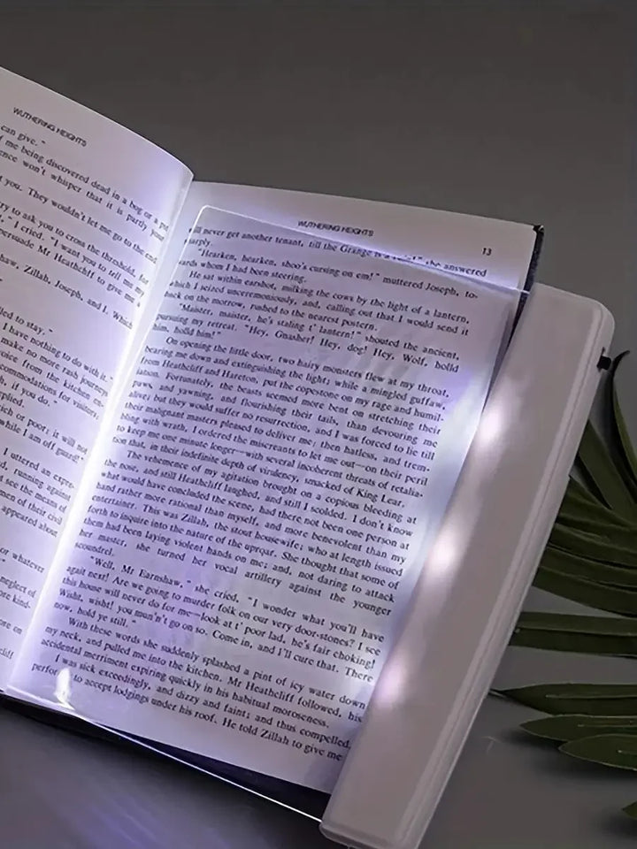 Ergonomisk flad LED læselampe til bøger. Giver skånsom belysning for øjnene under læsning.