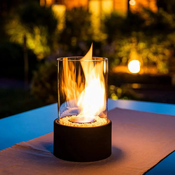 FlameAura bordbiopejs skaber hygge og varme indendørs. Røgfri flamme, moderne design.