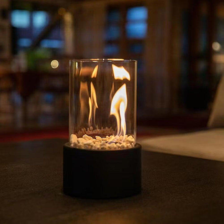 Oplev ægte hygge med FlameAura røgfri biopejs. Perfekt til en aften indendørs.