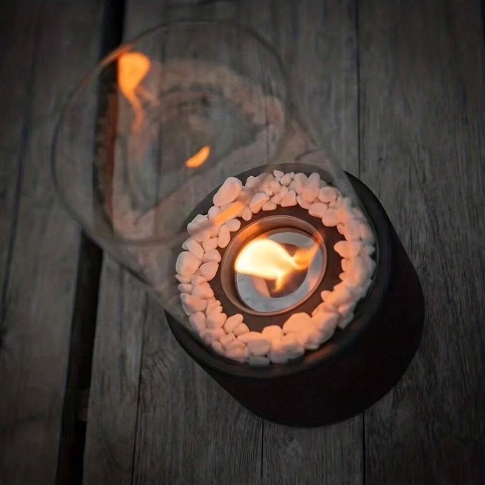 Closeup af FlameAura bordbiopejs' brændende flamme, der spreder varme og hygge.