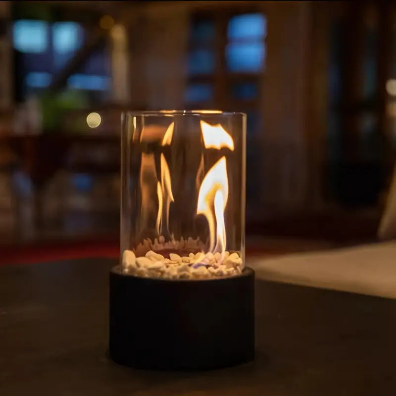 Stilfuld FlameAura biopejs som centerpiece. Skab en varm og indbydende atmosfære.