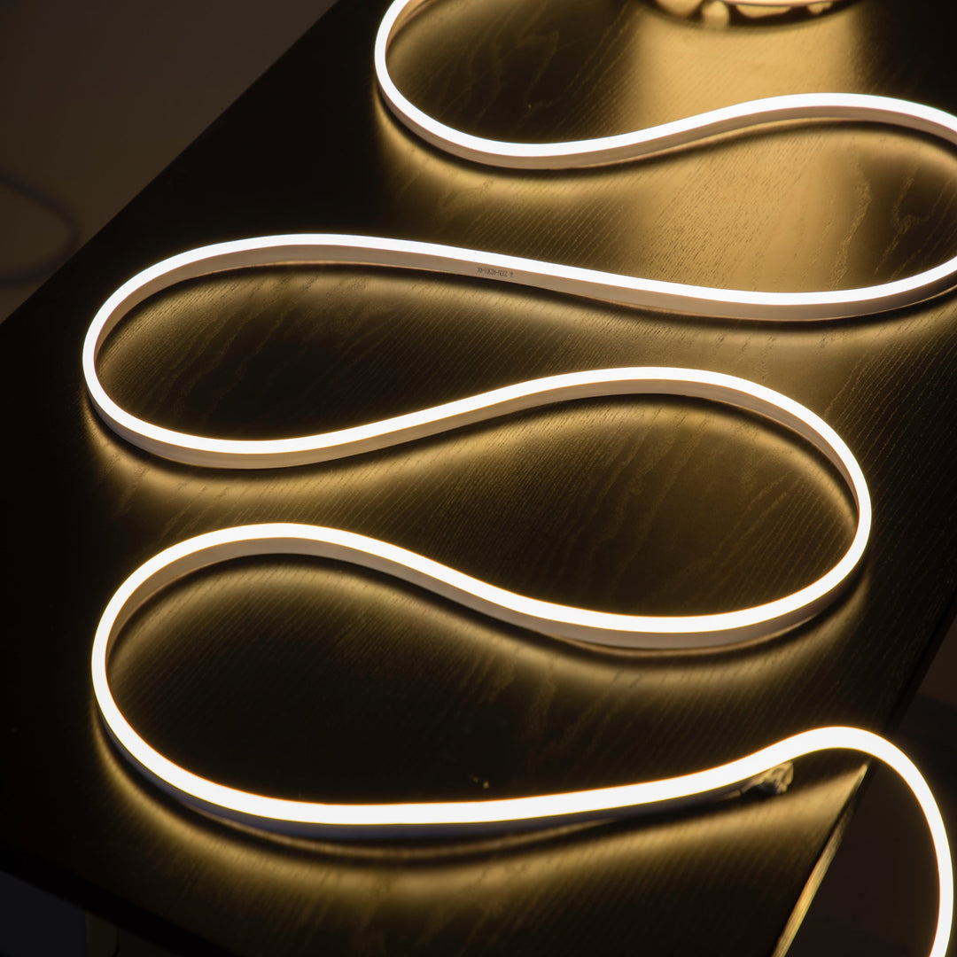 "Fleksibel varm hvid neon flex IP67, vandtæt, LED belysning, perfekt til indendørs og udendørs atmosfære."