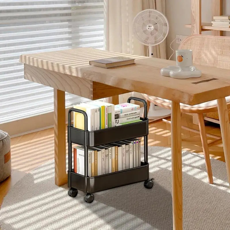 FlexiMove mobil bogreol fyldt med bøger og nips. Praktisk opbevaringsreol med hjul til hjemmet.