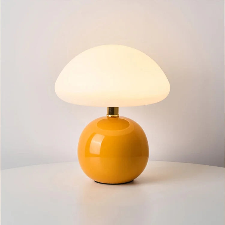 "Flødefarvet svampeinspireret bordlampe med Bauhaus-æstetik, cremefarvet skærm og elegant keramisk base."
