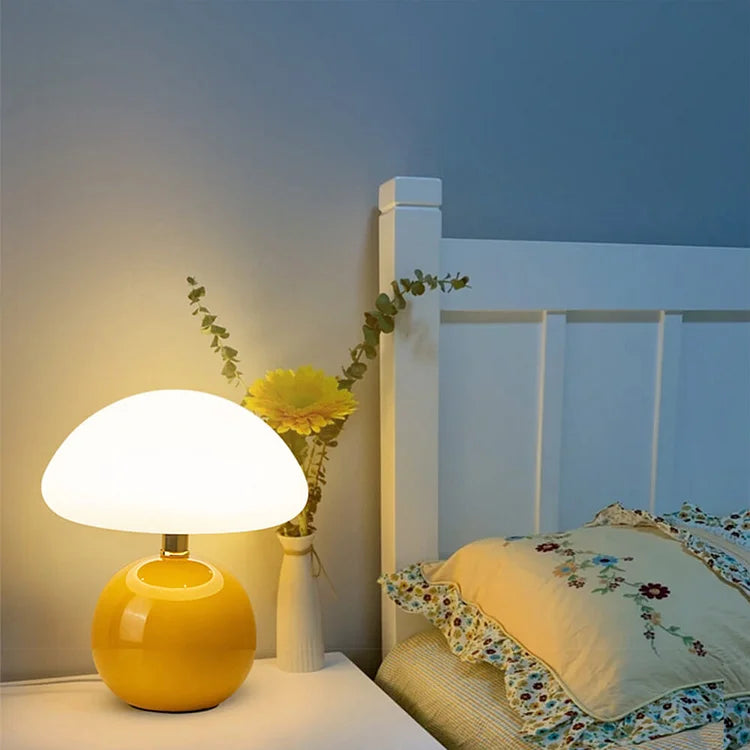 "Flødefarvet svampeinspireret bordlampe med Bauhaus-æstetik, cremefarvet skærm og elegant keramisk base."