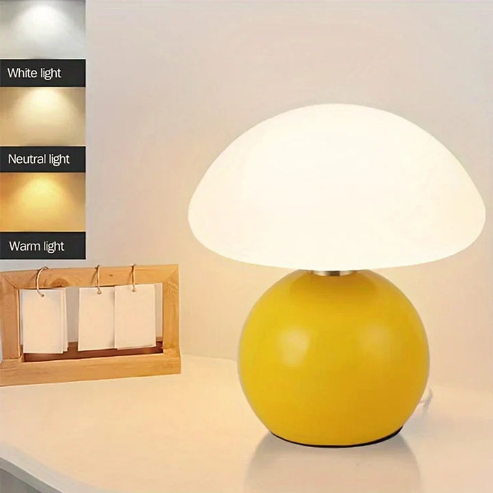 "Flødefarvet svampeinspireret bordlampe med Bauhaus-æstetik, cremefarvet skærm og elegant keramisk base."