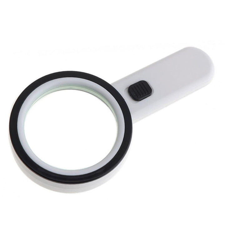 Nærbillede af FocusLite forstørrelsesglas' linse og LED-lys, viser 30x zoom funktion. Optimal lup.