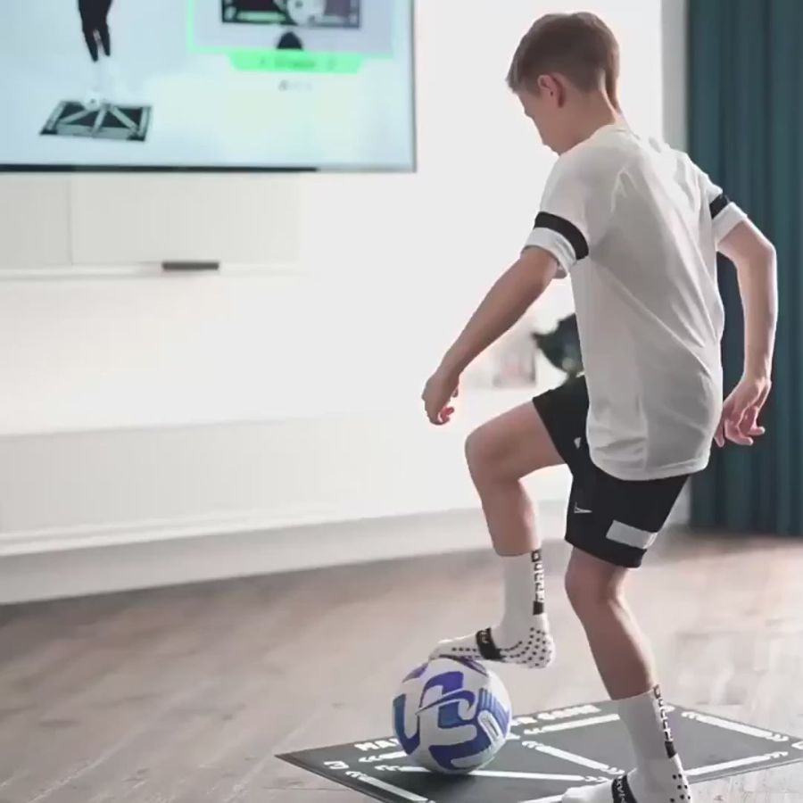 Detalje af fodbold træningsmåtte med markeringer for præcis dribling og pasning.