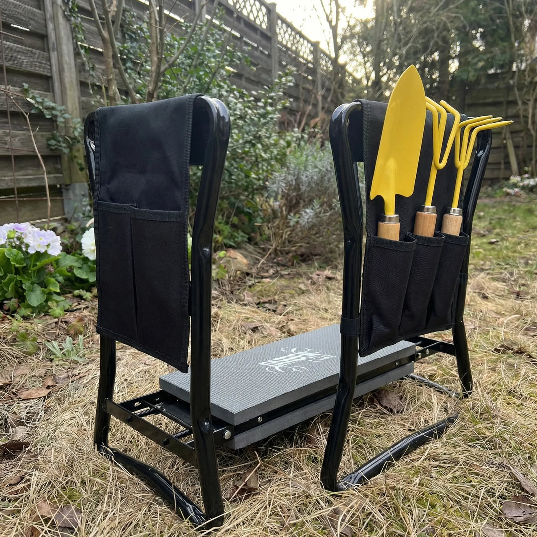 Ergonomisk haveknæler og havestol, ideel til havearbejde, giver komfortabel knæ- og rygstøtte udendørs.