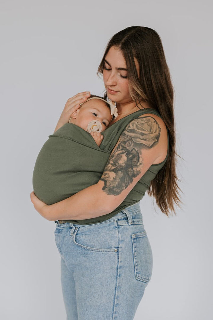Blød bære-t-shirt sikrer nærhed og komfort for baby og forælder. Perfekt til daglig babybæring.