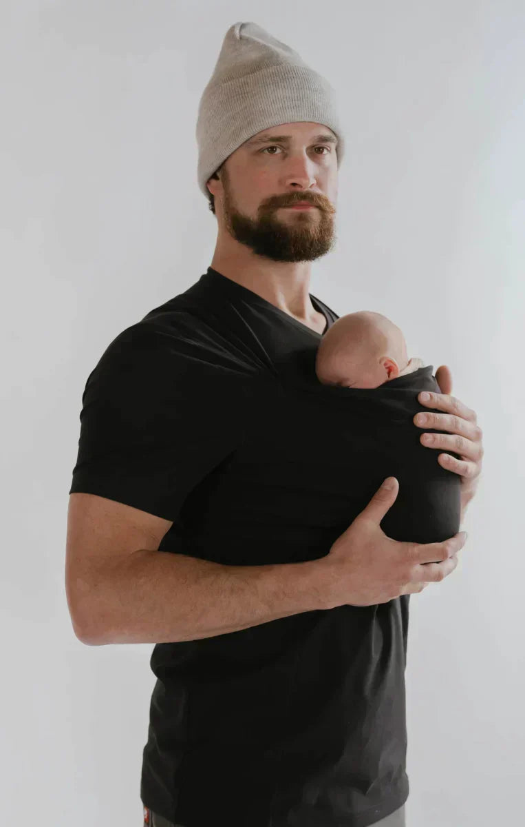 Håndfri bære-t-shirt til forældre giver frihed og komfort. Ergonomisk støtte under babybæring.
