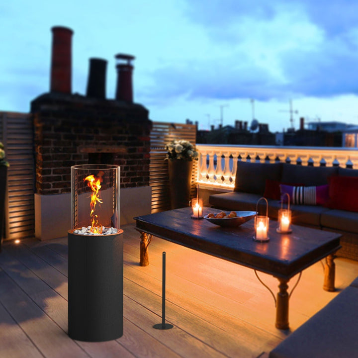 FlameLuxe terrassepejs på altan. Kompakt biopejs, ideel til hygge og stemning både inde og ude.