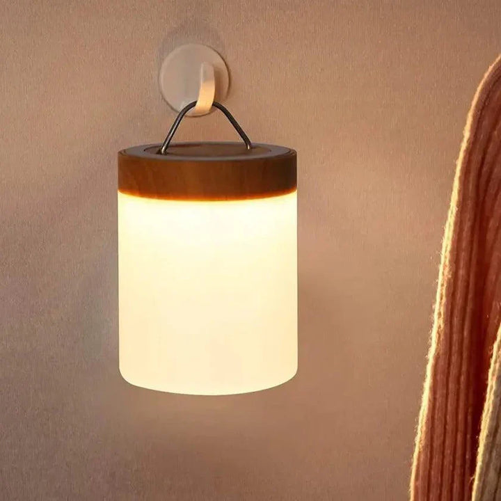 "Genopladelig touch-kontrolleret bordlampe med moderne design, skiftende lysfarver og kompakt bærbarhed."