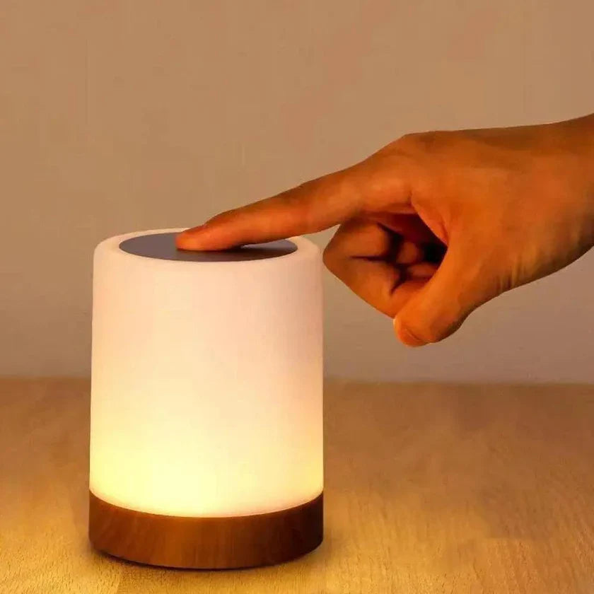 "Genopladelig touch-kontrolleret bordlampe med moderne design, skiftende lysfarver og kompakt bærbarhed."