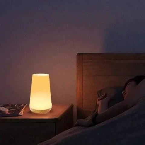"Genopladelig touch-kontrolleret bordlampe med moderne design, skiftende lysfarver og kompakt bærbarhed."