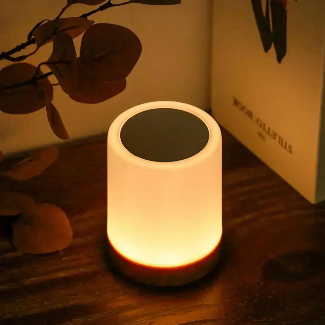 "Genopladelig touch-kontrolleret bordlampe med moderne design, skiftende lysfarver og kompakt bærbarhed."