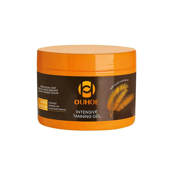Kvinde med naturlig sommerglød fra GlowAura selvbruner gel. Øjeblikkelig, stribefri og fugtgivende hudpleje for glød.