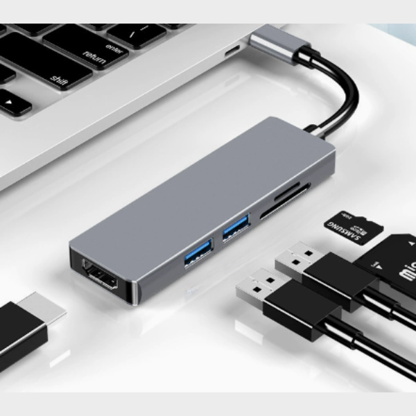 Grå 5-i-1 USB-C hub med HDMI 4K og USB 3.0 porte. Universal adapter til MacBook og bærbar.