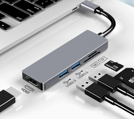 Universal grå USB-C adapter hub med HDMI 4K og kortlæser. Optimer din bærbar med 5-i-1 løsning.
