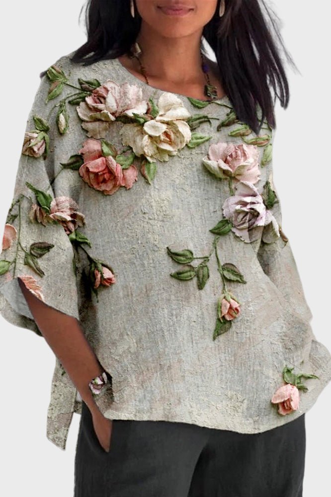 Grå blomstret damebluse med løs pasform. Elegant og komfortabel forårs/sommerbluse til kvinder.